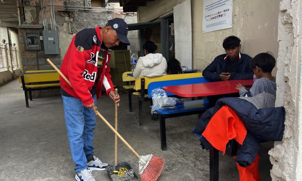 Migrantes reciben alimentos en el 'Albergue Vida' este jueves, en Ciudad Juárez (México). EFE/Luis Torres.