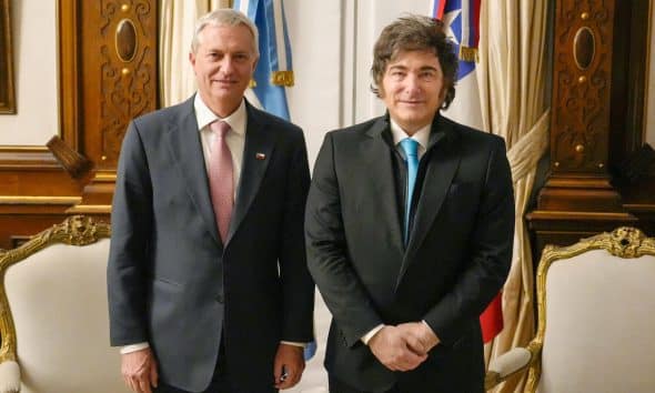 Fotografía cedida por la Presidencia de Argentina que muestra al presidente de Argentina, Javier Milei, posando junto al presidente electo de Chile, José Antonio Kast, este martes, en Buenos Aires (Argentina). EFE/ Presidencia de Argentina