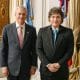 Fotografía cedida por la Presidencia de Argentina que muestra al presidente de Argentina, Javier Milei, posando junto al presidente electo de Chile, José Antonio Kast, este martes, en Buenos Aires (Argentina). EFE/ Presidencia de Argentina