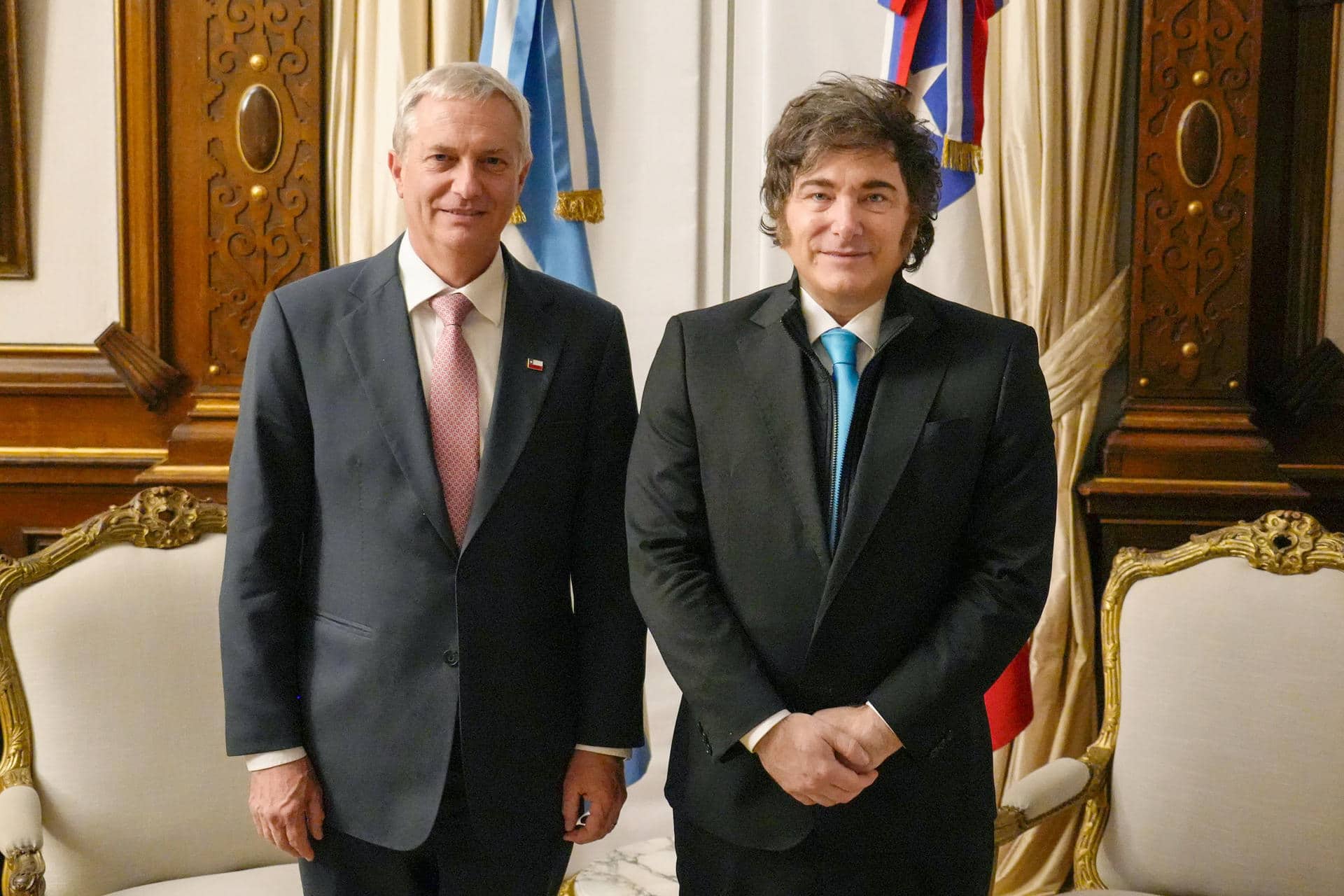 Fotografía cedida por la Presidencia de Argentina que muestra al presidente de Argentina, Javier Milei, posando junto al presidente electo de Chile, José Antonio Kast, este martes, en Buenos Aires (Argentina). EFE/ Presidencia de Argentina