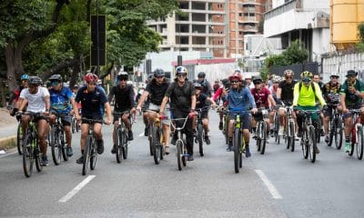 El medallista olímpico, Daniel Dhers (c), participa en la tradicional rodada de fin de año en Caracas (Venezuela). EFE/ Ronald Pena R
