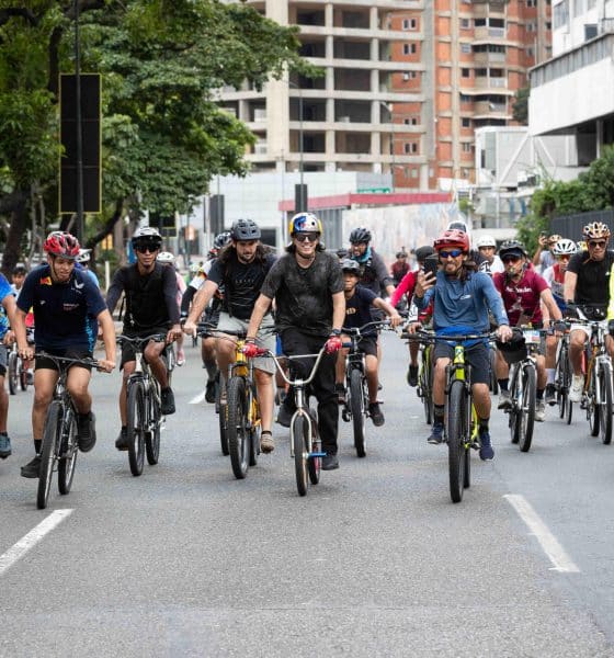 El medallista olímpico, Daniel Dhers (c), participa en la tradicional rodada de fin de año en Caracas (Venezuela). EFE/ Ronald Pena R