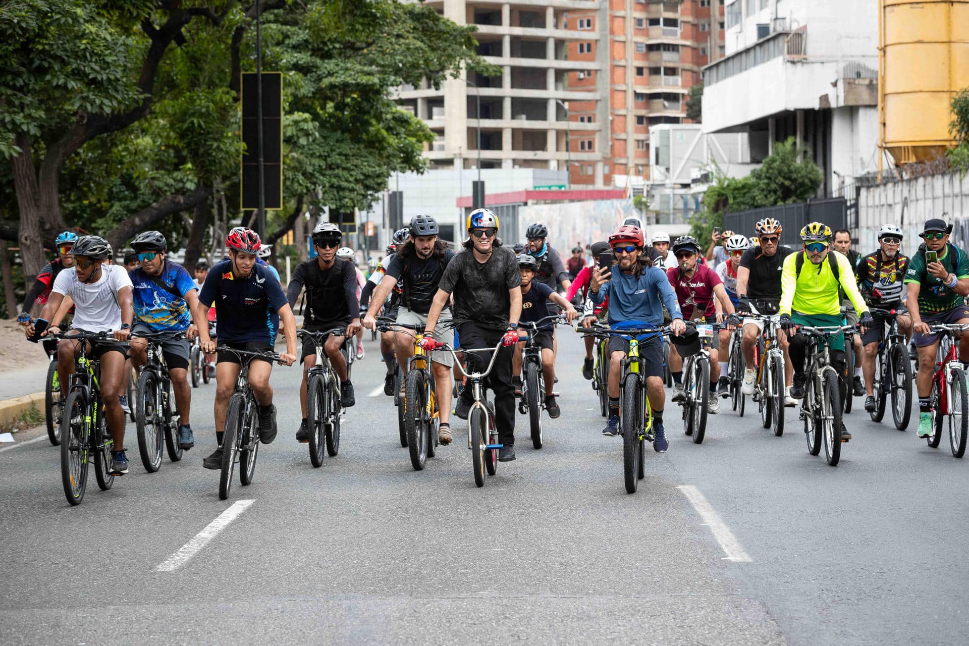 El medallista olímpico, Daniel Dhers (c), participa en la tradicional rodada de fin de año en Caracas (Venezuela). EFE/ Ronald Pena R