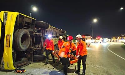 Semarang (Indonesia), 22/12/2025.- Una fotografía proporcionada por la Agencia Nacional de Búsqueda y Rescate de Indonesia (BASARNAS) muestra a los rescatistas cargando a un sobreviviente de los restos de un autobús accidentado en Semarang, Java Central, Indonesia, el 22 de diciembre de 2025. Al menos 16 pasajeros murieron en el accidente, según un comunicado emitido por la policía. EFE/EPA/BASARNAS / HANDOUT BEST QUALITY AVAILABLEHANDOUT EDITORIAL USE ONLY/NO SALES