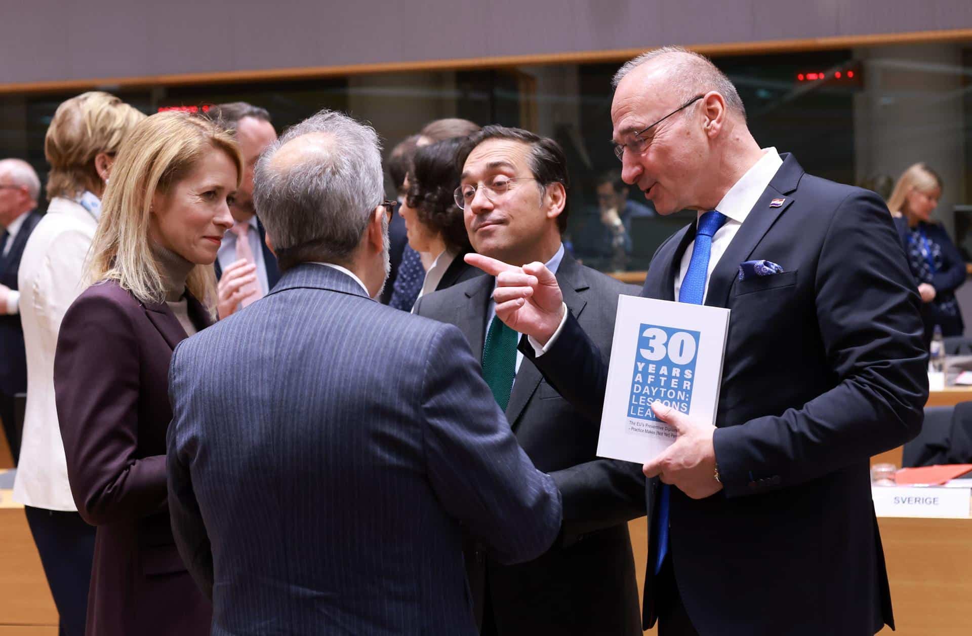 (De izquierda a derecha) La Alta Representante de la Unión Europea para Asuntos Exteriores y Política de Seguridad Kaja Kallas, el ministro de Asuntos Exteriores de España Jose Manuel Albares, y el ministro de Asuntos Exteriores y Europeos de Croacia Gordan Grlic-Radman asisten a un Consejo de Asuntos Exteriores de la UE en Bruselas, Bélgica, 15 de diciembre de 2025. Los ministros de Asuntos Exteriores de la UE discutirán la agresión rusa contra Ucrania y la situación en Oriente Medio a la luz de los últimos desarrollos, incluyendo en Siria un año después de la caída del régimen de Assad. (Bélgica, Croacia, Siria, Ucrania, Bruselas) EFE/EPA/OLIVIER HOSLET