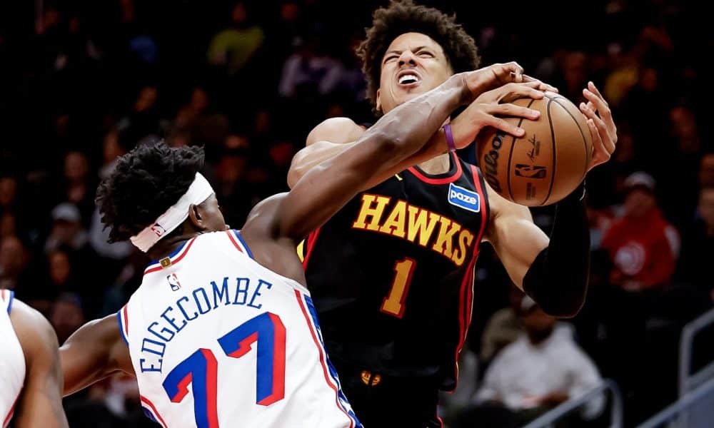 Jalen Johnson (d), de los Hawks, se enfrenta a Vj Edgecombe, de los 76ers. EFE/EPA/ERIK S. LESSER SHUTTERSTOCK OUT