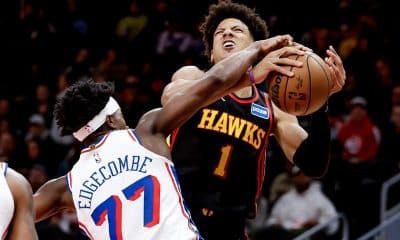 Jalen Johnson (d), de los Hawks, se enfrenta a Vj Edgecombe, de los 76ers. EFE/EPA/ERIK S. LESSER SHUTTERSTOCK OUT