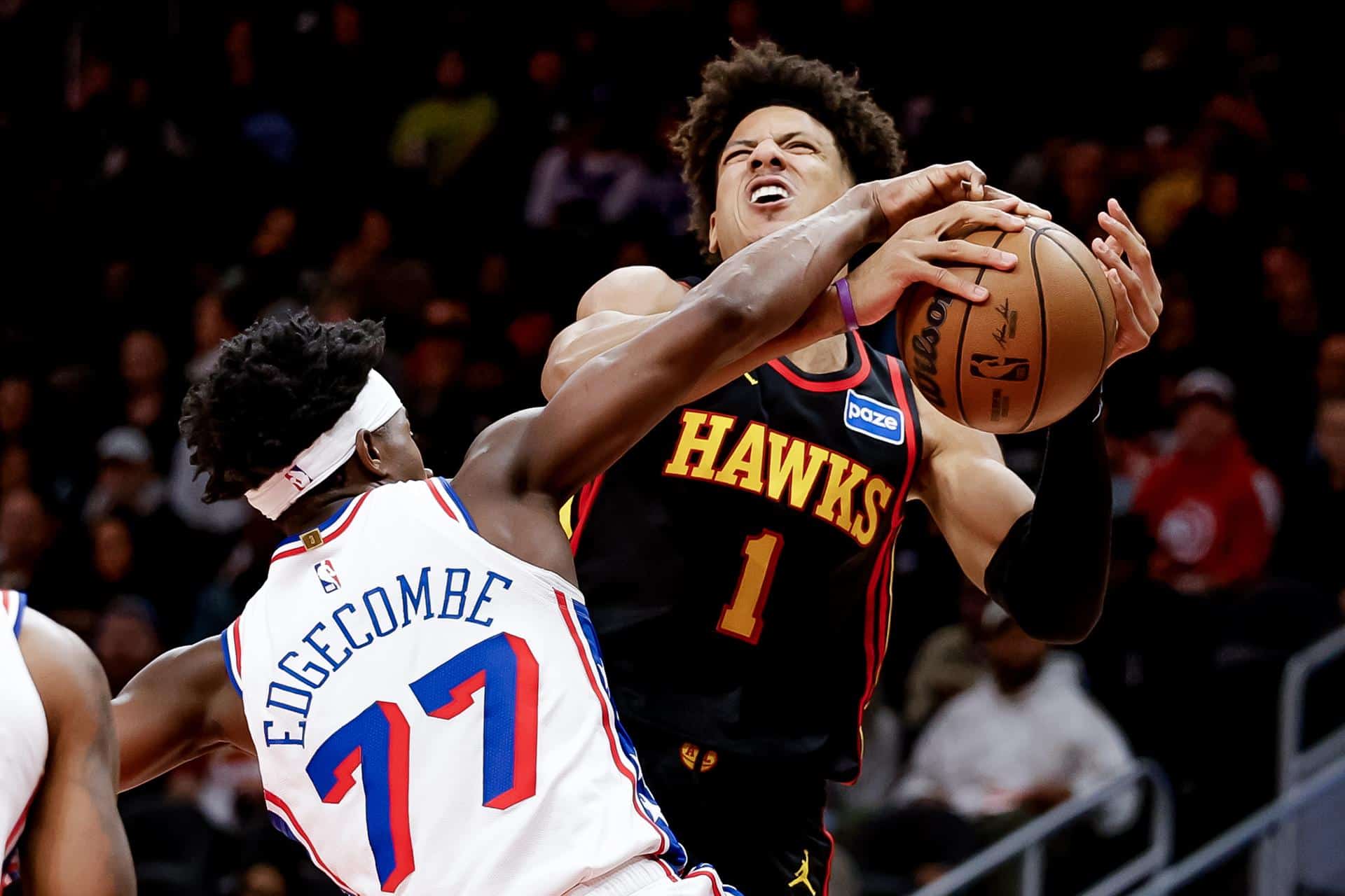 Jalen Johnson (d), de los Hawks, se enfrenta a Vj Edgecombe, de los 76ers. EFE/EPA/ERIK S. LESSER SHUTTERSTOCK OUT