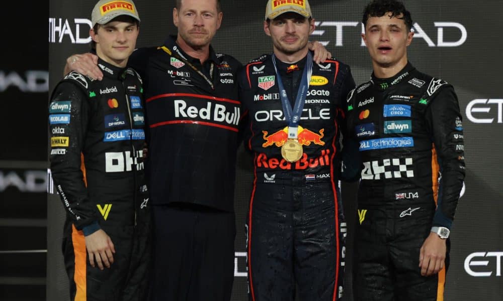 (I-D) El segundo clasificado, el piloto australiano de McLaren Oscar Piastri, Richard Wolverson, el jefe de operaciones de Red Bull Racing, el ganador de la carrera, el piloto neerlandés de Red Bull Racing, Max Verstappen, junto al nuevo campeon del mundo, el piloto británico de McLaren Lando Norris, tras el Gran Premio de Abu Dabi que se ha disputado en el Circuito de Yas Marina. EFE/EPA/ALI HAIDER
