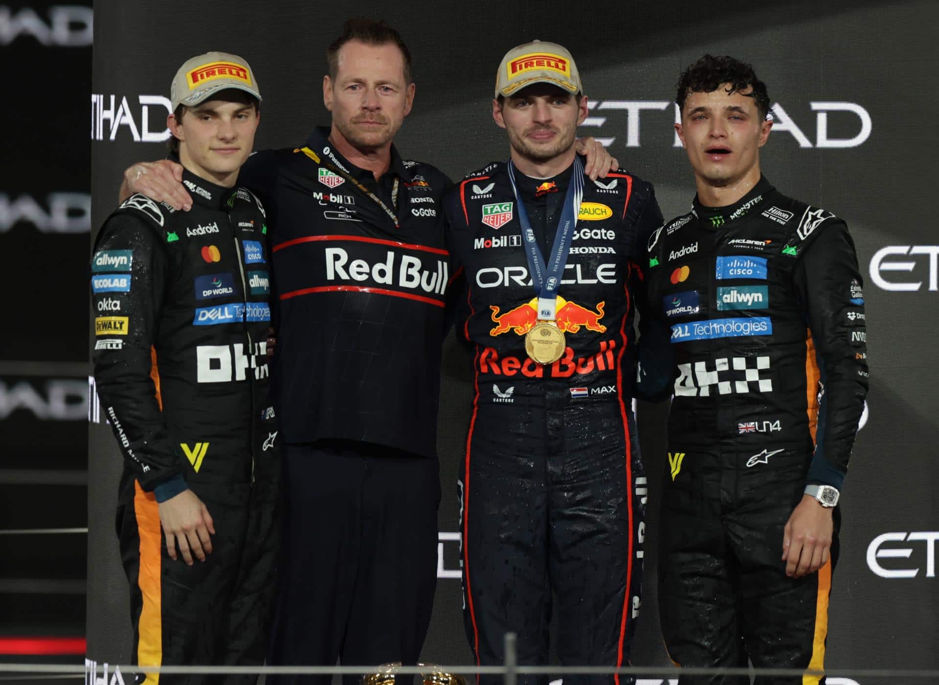 (I-D) El segundo clasificado, el piloto australiano de McLaren Oscar Piastri, Richard Wolverson, el jefe de operaciones de Red Bull Racing, el ganador de la carrera, el piloto neerlandés de Red Bull Racing, Max Verstappen, junto al nuevo campeon del mundo, el piloto británico de McLaren Lando Norris, tras el Gran Premio de Abu Dabi que se ha disputado en el Circuito de Yas Marina. EFE/EPA/ALI HAIDER