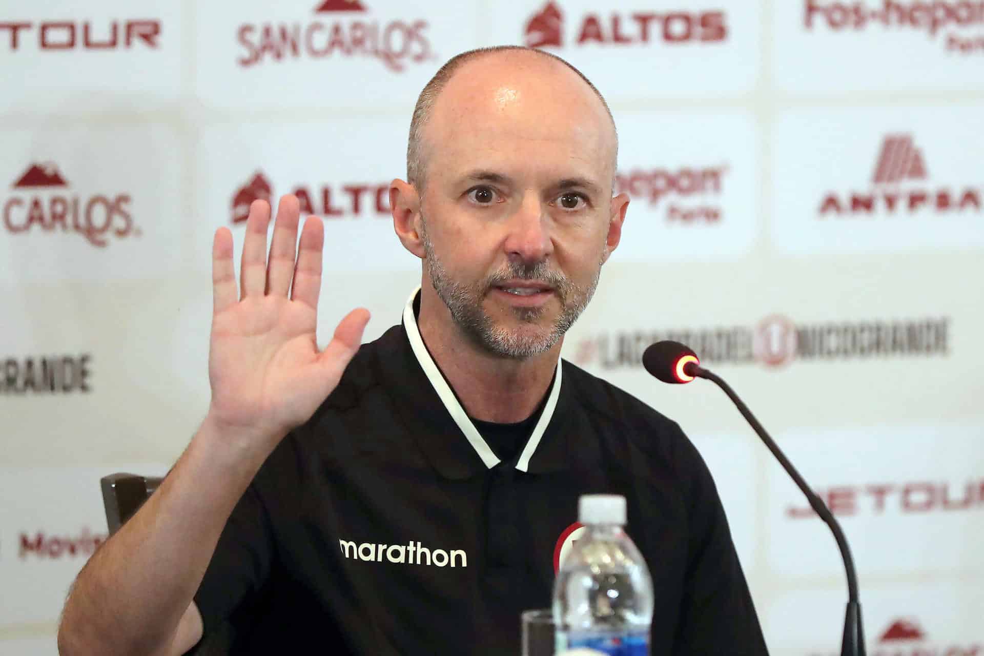 El entrenador español Javier Rabanal habla durante una rueda de prensa en Lima (Perú). EFE/ Paolo Aguilar