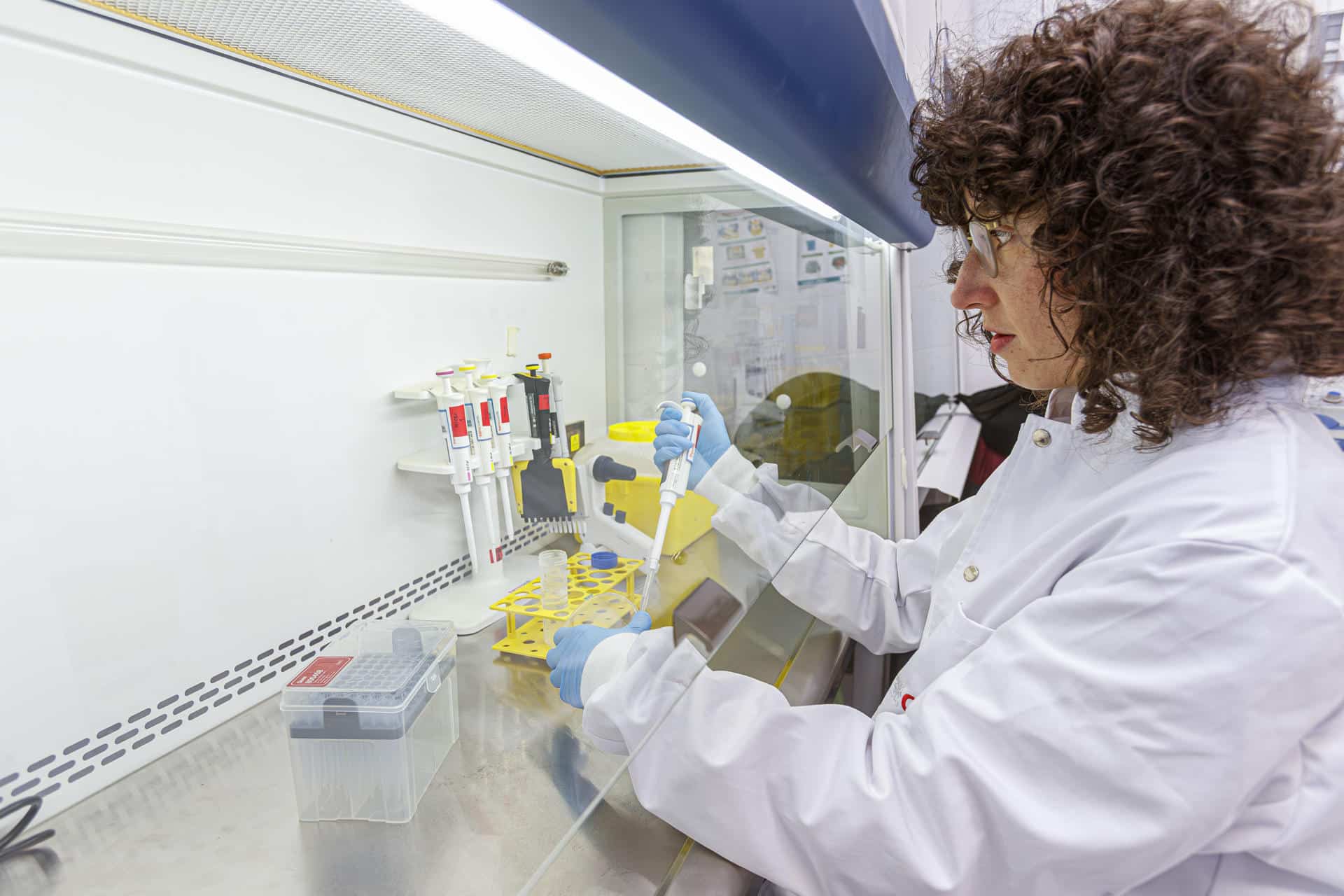 La doctora Águeda Sáenz Martínez (Logroño 1994) durante una entrevista concedida a la Agencia EFE. "La ciencia y el patrimonio van de la mano", asegura Sáenz Martínez, la investigadora principal de CoNFine, un proyecto europeo pionero liderado desde Aragón que comenzará en enero en México y plantea tratamientos basados en enzimas inmovilizadas en nanopartículas como alternativa sostenible y eficaz a los biocidas tradicionales que se emplean para combatir el biodeterioro en monumentos históricos. EFE/Javier Belver