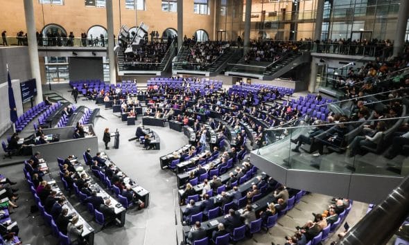 Vista general de la 48ª sesión del parlamento alemán, el Bundestag, en Berlín, Alemania, 5 de diciembre de 2025, en la que se ha votado el proyecto de ley del gobierno para modernizar el servicio militar (Alemania) EFE/EPA/FILIP SINGER