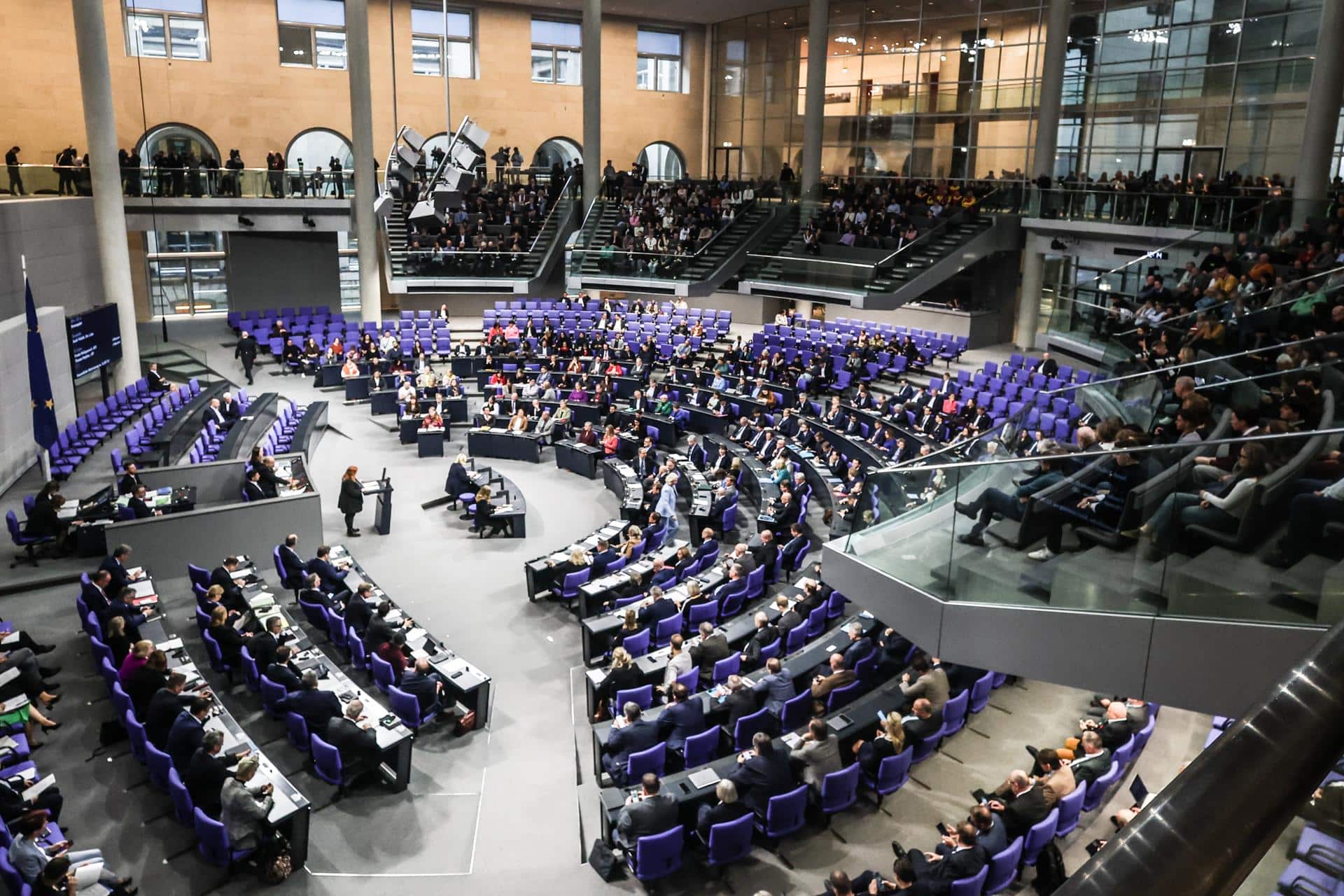 Vista general de la 48ª sesión del parlamento alemán, el Bundestag, en Berlín, Alemania, 5 de diciembre de 2025, en la que se ha votado el proyecto de ley del gobierno para modernizar el servicio militar (Alemania) EFE/EPA/FILIP SINGER