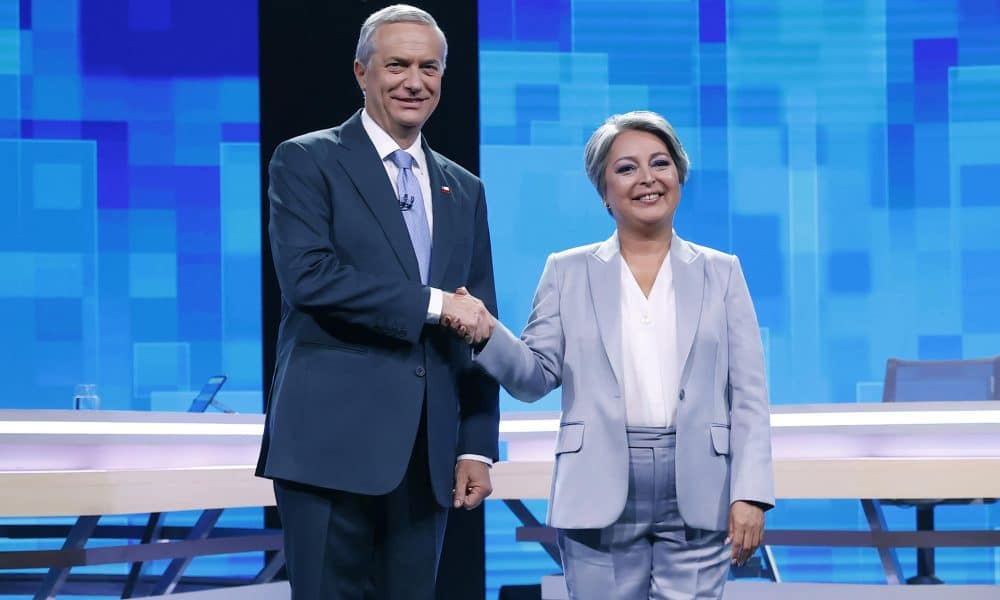 Los candidatos a la Presidencia de Chile Jeannette Jara, por el partido Unidad por Chile, y José Antonio Kast, por el Partido Republicano y Social Cristiano, estrechan la mano previo al debate presidencial organizado por la Asociación Nacional de Televisión (Anatel) este martes, en Santiago (Chile). EFE/ Elvis González