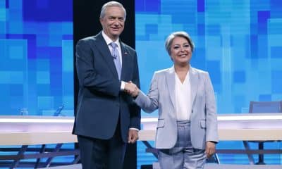 Los candidatos a la Presidencia de Chile Jeannette Jara, por el partido Unidad por Chile, y José Antonio Kast, por el Partido Republicano y Social Cristiano, estrechan la mano previo al debate presidencial organizado por la Asociación Nacional de Televisión (Anatel) este martes, en Santiago (Chile). EFE/ Elvis González