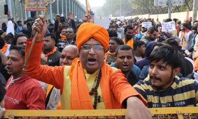 Activistas indios de las organizaciones Bajrang Dal y Vishva Hindu Parishad (VHP) gritan consignas mientras intentan escalar las barricadas policiales durante una protesta contra el linchamiento de un trabajador hindú en Bangladesh, cerca de la Alta Comisión de Bangladesh en Nueva Delhi, India, 23 de diciembre de 2025. Dipu Chandra Das, un trabajador hindú en Bangladesh, fue presuntamente linchado por una turba por la acusación de blasfemia en el distrito de Mymensingh el 18 de diciembre. (Protestas, Nueva Delhi) EFE/EPA/RAJAT GUPTA