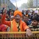 Activistas indios de las organizaciones Bajrang Dal y Vishva Hindu Parishad (VHP) gritan consignas mientras intentan escalar las barricadas policiales durante una protesta contra el linchamiento de un trabajador hindú en Bangladesh, cerca de la Alta Comisión de Bangladesh en Nueva Delhi, India, 23 de diciembre de 2025. Dipu Chandra Das, un trabajador hindú en Bangladesh, fue presuntamente linchado por una turba por la acusación de blasfemia en el distrito de Mymensingh el 18 de diciembre. (Protestas, Nueva Delhi) EFE/EPA/RAJAT GUPTA
