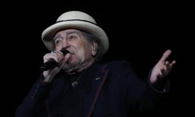 El músico y cantante Joaquín Sabina durante el concierto que ha ofrecido hoy domingo en el Movistar Arena, en Madrid. EFE / Javier Lizón.