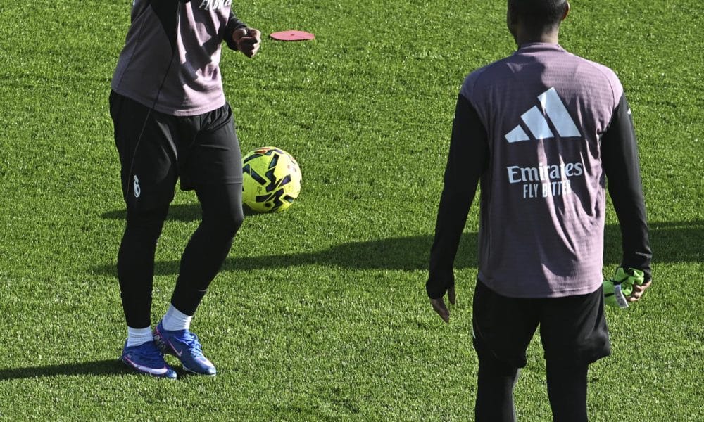 El delantero del Real Madrid Vinicius jr (i) durante el entrenamiento del equipo celebrado en el estadio Alfredo Di Stéfano, en Valdebebas, que ha sido abierto al público y a los medios de comunicación. EFE/ Fernando Villar