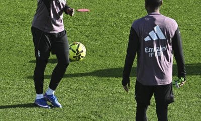 El delantero del Real Madrid Vinicius jr (i) durante el entrenamiento del equipo celebrado en el estadio Alfredo Di Stéfano, en Valdebebas, que ha sido abierto al público y a los medios de comunicación. EFE/ Fernando Villar