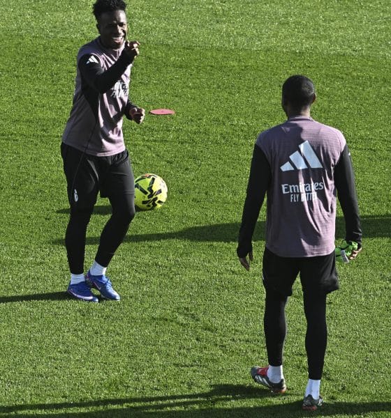 El delantero del Real Madrid Vinicius jr (i) durante el entrenamiento del equipo celebrado en el estadio Alfredo Di Stéfano, en Valdebebas, que ha sido abierto al público y a los medios de comunicación. EFE/ Fernando Villar