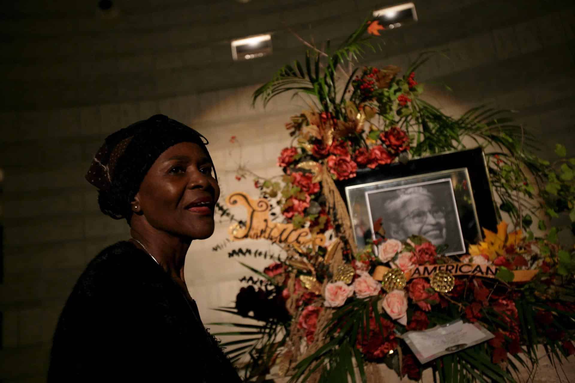 Imagen de archivo del retrato de Rosa Parks en el Museo Charles H. Wright de Historia Africana Americana. EFE/Susan Tusa