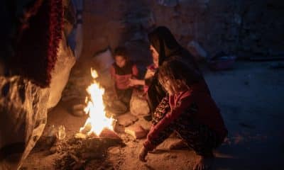 Una mujer palestina desplazada internamente, cocina en una hoguera en un campamento informal en Khan Younis, al sur de la Franja de Gaza, el 30 de noviembre de 2025. EFE/HAITHAM IMAD