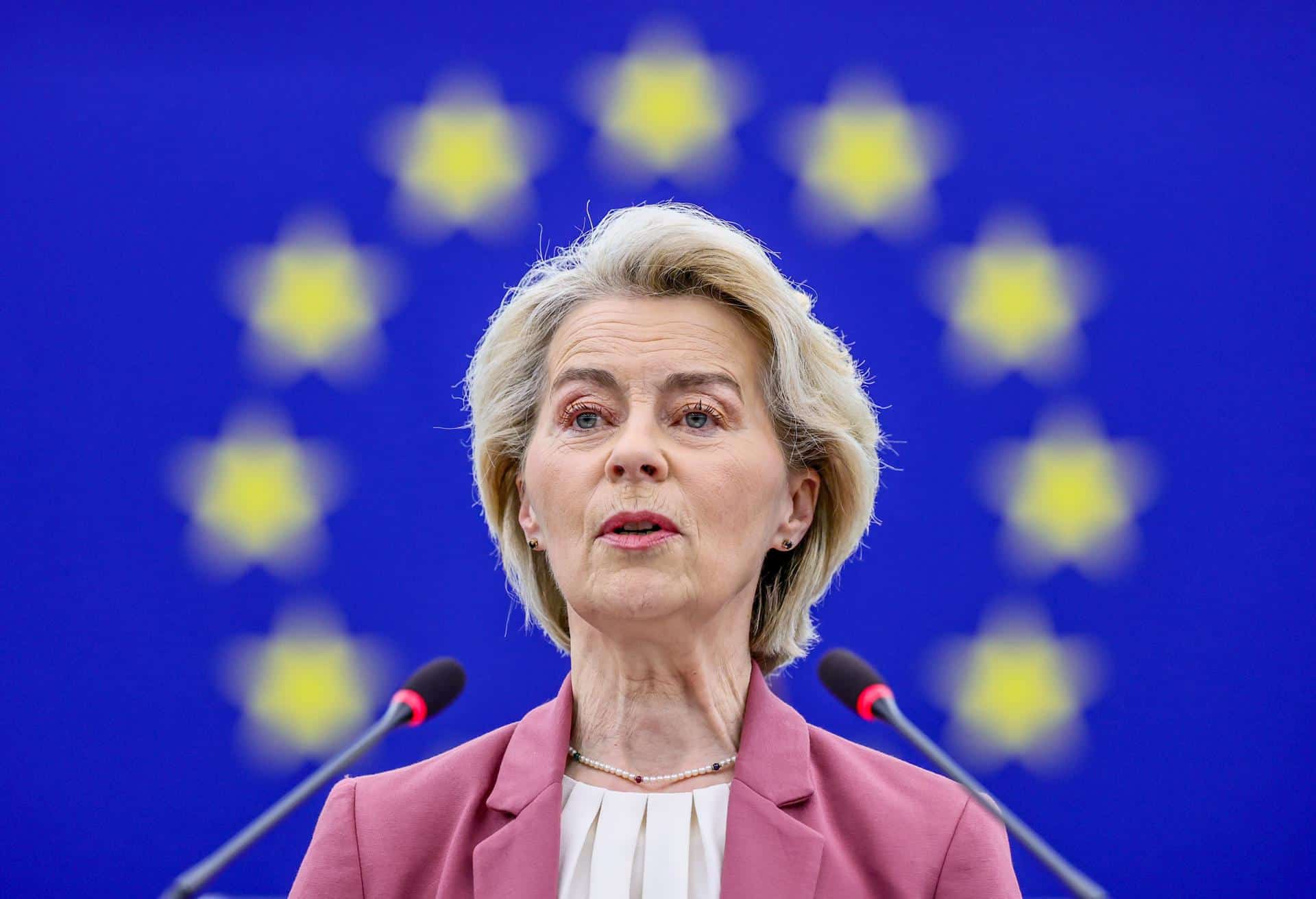 La presidenta de la Comisión Europea, Ursula von der Leyen, habla durante un debate sobre 'Preparación de la reunión del Consejo Europeo de los días 18 y 19 de diciembre de 2025, en particular la necesidad de apoyar a Ucrania, las relaciones transatlánticas y la autonomía estratégica de la UE' en el Parlamento Europeo en Estrasburgo, Francia, el 17 de diciembre de 2025. La sesión plenaria actual se celebra del 15 al 18 de diciembre de 2025. (Francia, Ucrania, Estrasburgo) EFE/EPA/RONALD WITTEK