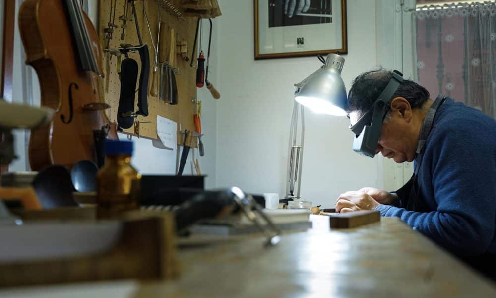 Fotografía de Francisco González, trabajando en su taller de arquetería, donde fabrica y arregla instrumentos musicales realizados con palo de brasil, un material en peligro de extinción. Autor: Mario Morón