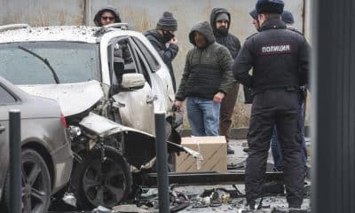 Investigadores rusos trabajan tras la explosión de un artefacto colocado debajo de un vehículo en una zona residencial de Moscú, el 22 de diciembre de 2025. El jefe de operaciones del Estado Mayor del Ejército ruso, el teniente general Fanil Sarvarov, murió en la explosión, informó el Comité de Investigación ruso. EFE/EPA/MAXIM SHIPENKOV