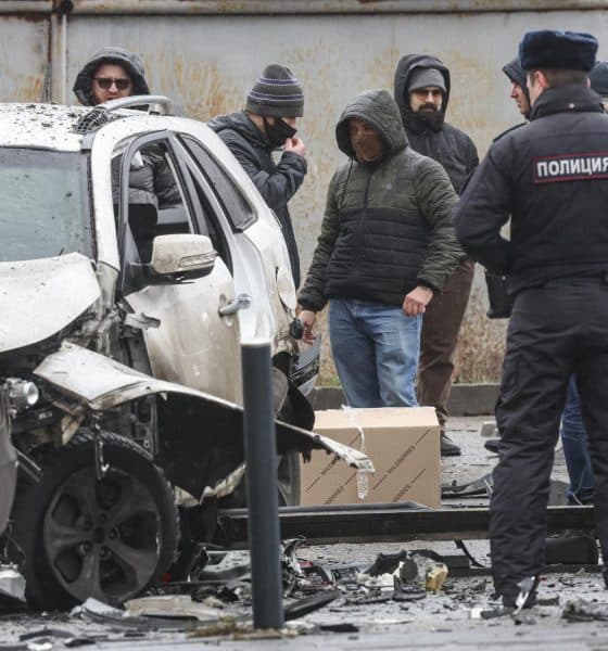 Investigadores rusos trabajan tras la explosión de un artefacto colocado debajo de un vehículo en una zona residencial de Moscú, el 22 de diciembre de 2025. El jefe de operaciones del Estado Mayor del Ejército ruso, el teniente general Fanil Sarvarov, murió en la explosión, informó el Comité de Investigación ruso. EFE/EPA/MAXIM SHIPENKOV