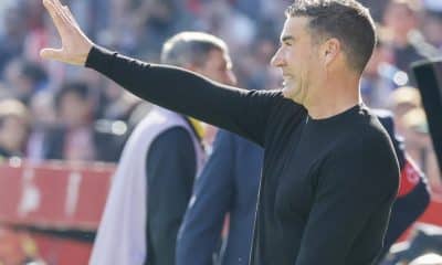El entrenador del Real Oviedo, Luis Carrión da instrucciones a sus jugadores ante el Sevilla durante el partido de LaLiga disputado este domingo en el estadio Sanchez Pizjuan de Sevilla. EFE/José Manuel Vidal