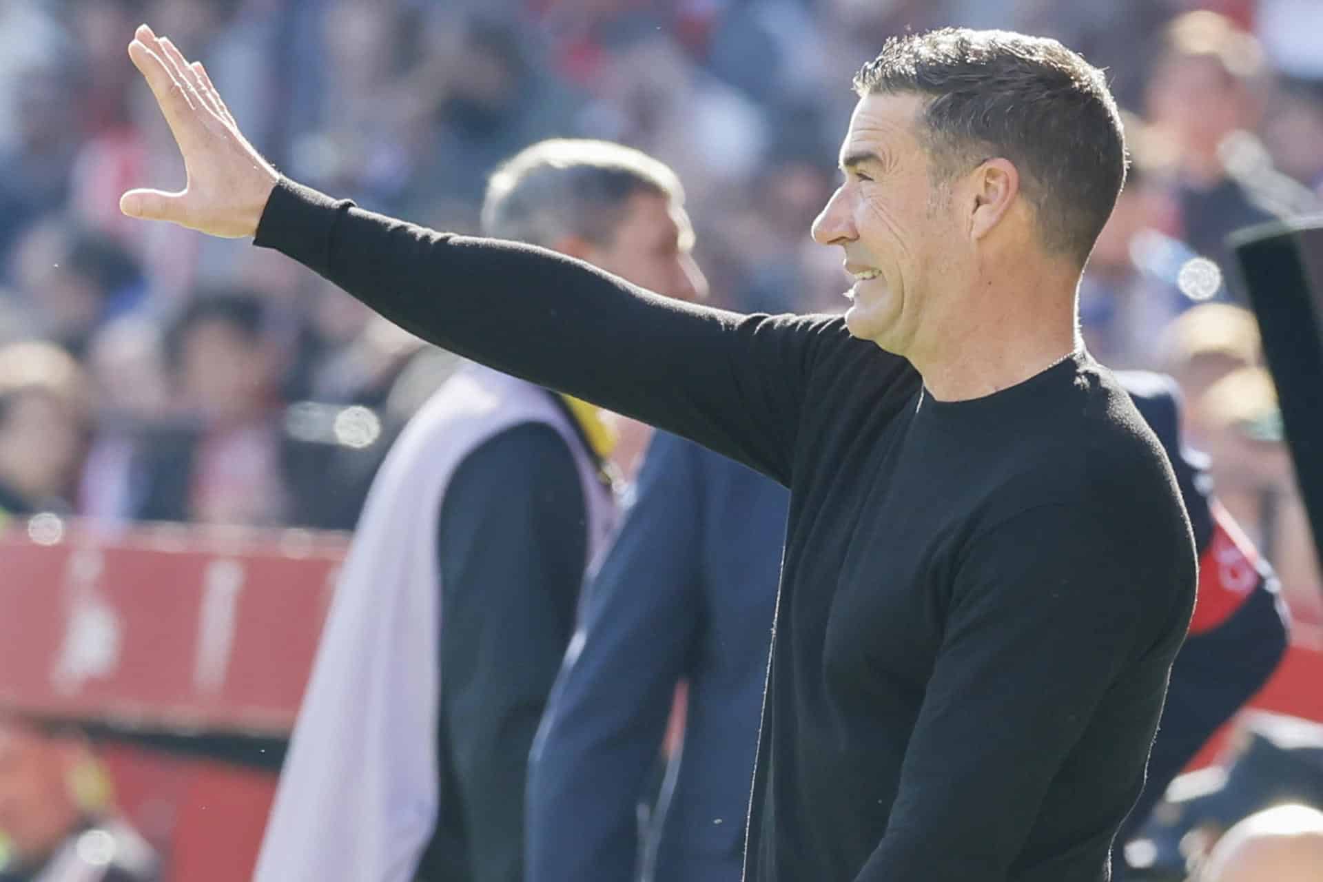 El entrenador del Real Oviedo, Luis Carrión da instrucciones a sus jugadores ante el Sevilla durante el partido de LaLiga disputado este domingo en el estadio Sanchez Pizjuan de Sevilla. EFE/José Manuel Vidal