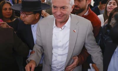 El candidato a la Presidencia de Chile por el Partido Republicano y Social Cristiano, José Antonio Kast, llega a votar este domingo, en Paine (Chile). EFE/ Elvis González