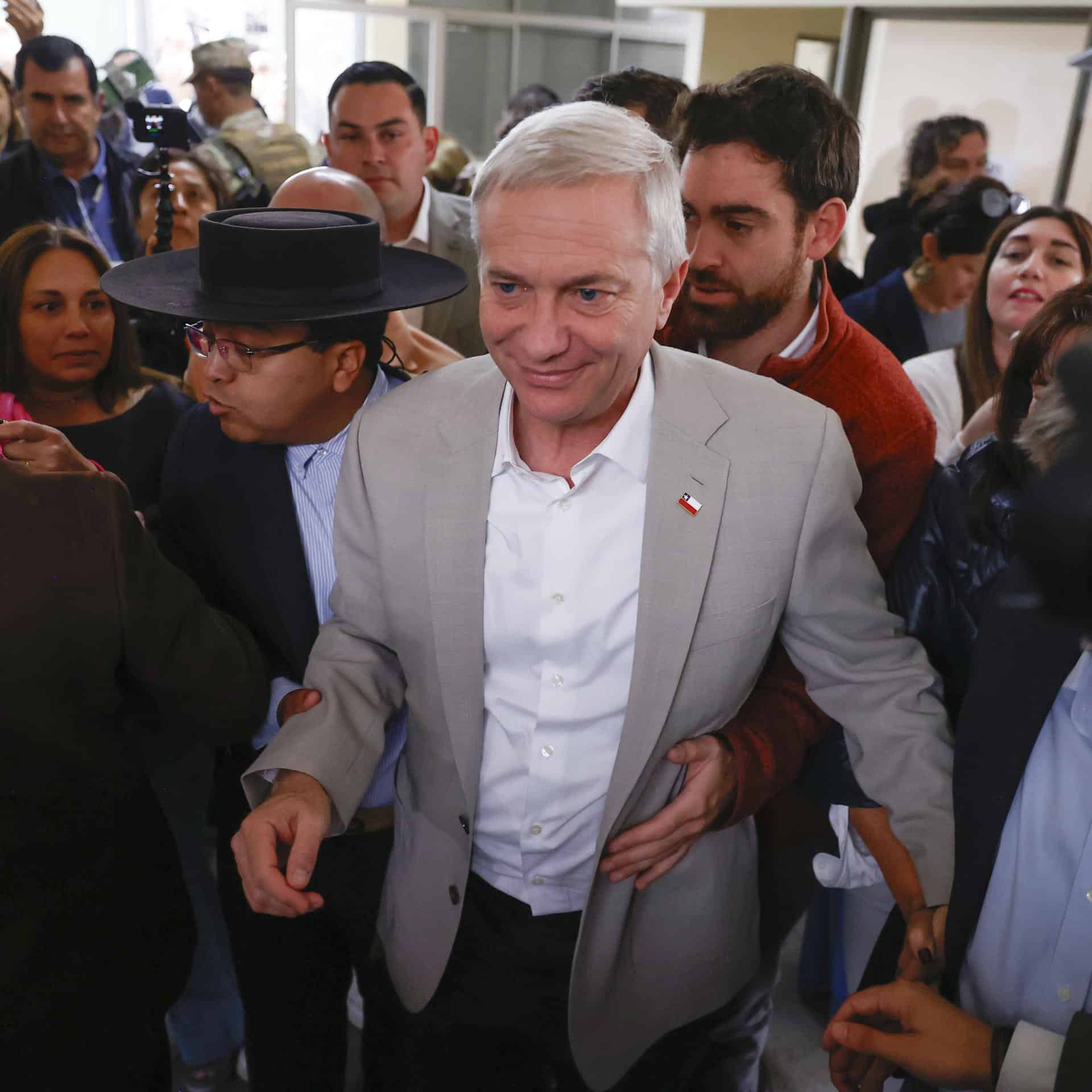 El candidato a la Presidencia de Chile por el Partido Republicano y Social Cristiano, José Antonio Kast, llega a votar este domingo, en Paine (Chile). EFE/ Elvis González