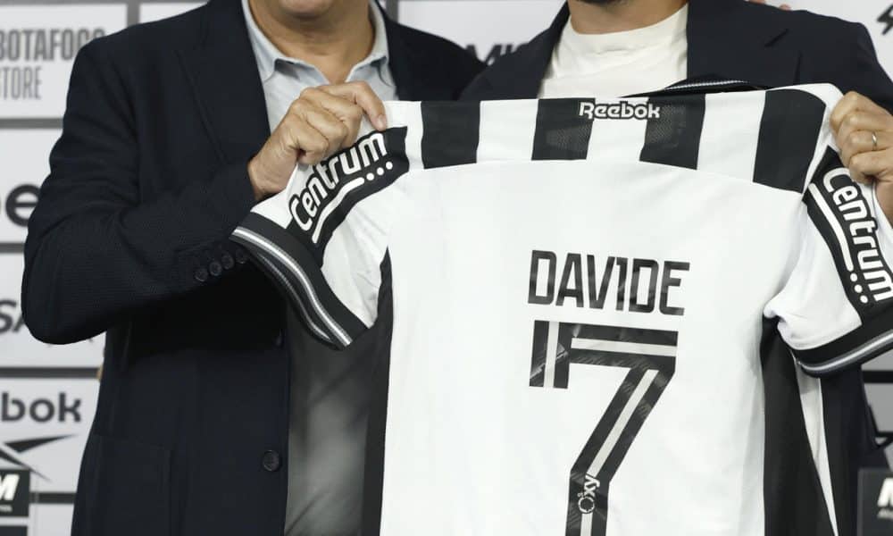 El 14 de julio pasado, el presidente de Botafogo, John Textos, presentó al entrenador italiano Davide Ancelotti (d) y este miércoles el vínculo ha llegado a su fin en Río de Janeiro. EFE/ Antonio Lacerda