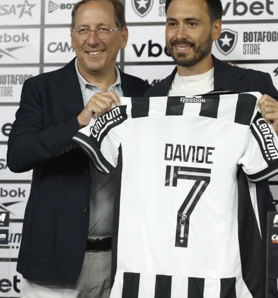 El 14 de julio pasado, el presidente de Botafogo, John Textos, presentó al entrenador italiano Davide Ancelotti (d) y este miércoles el vínculo ha llegado a su fin en Río de Janeiro. EFE/ Antonio Lacerda