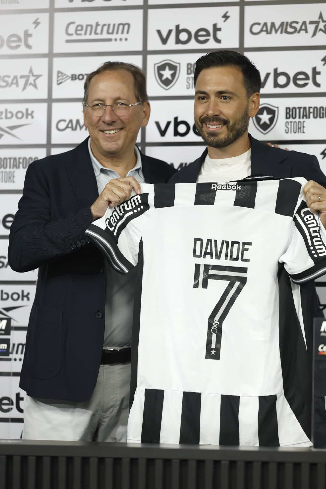 El 14 de julio pasado, el presidente de Botafogo, John Textos, presentó al entrenador italiano Davide Ancelotti (d) y este miércoles el vínculo ha llegado a su fin en Río de Janeiro. EFE/ Antonio Lacerda