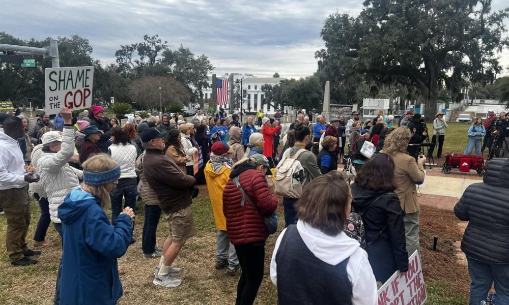 Fotografía publicada por la directora de Comunicaciones de Florida Decides Healthcare, Karol Molinares (@KarolMolinares), en su cuenta en la red social X donde aparecen unas personas protestando por el rediseño de los distritos electorales este jueves, frente al capitolio floridano en Tallahassee (Estados Unidos). EFE/@KarolMolinares /SOLO USO EDITORIAL /NO VENTAS /SOLO DISPONIBLE PARA ILUSTRAR LA NOTICIA QUE ACOMPAÑA /CRÉDITO OBLIGATORIO