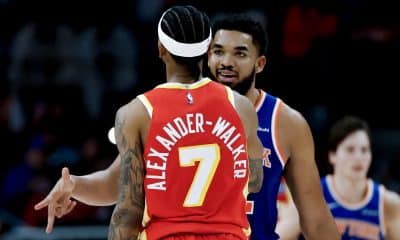 El pívot de los New York Knicks Karl-Anthony Towns (d) reacciona después de anotar un triple sobre el escolta de los Atlanta Hawks, Nickeil Alexander-Walker (i), durante el juego de este sábado en Atlanta (Georgia). EFE/EPA/ERIK S. LESSER SHUTTERSTOCK OUT