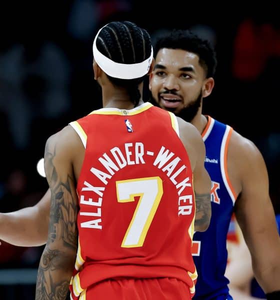 El pívot de los New York Knicks Karl-Anthony Towns (d) reacciona después de anotar un triple sobre el escolta de los Atlanta Hawks, Nickeil Alexander-Walker (i), durante el juego de este sábado en Atlanta (Georgia). EFE/EPA/ERIK S. LESSER SHUTTERSTOCK OUT