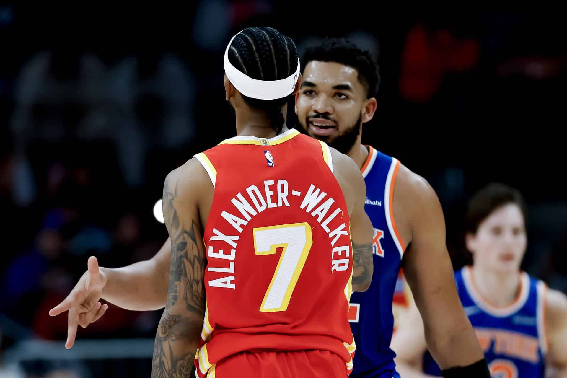 El pívot de los New York Knicks Karl-Anthony Towns (d) reacciona después de anotar un triple sobre el escolta de los Atlanta Hawks, Nickeil Alexander-Walker (i), durante el juego de este sábado en Atlanta (Georgia). EFE/EPA/ERIK S. LESSER SHUTTERSTOCK OUT