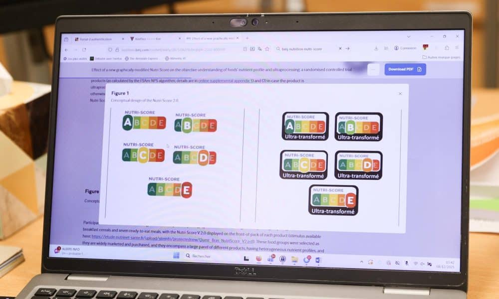 Un cartel propuesto para etiquetar alimentos ultraprocesados en un ordenador del INSERM (el Instituto Nacional de Salud e Investigación Médica de Francia) en la Universidad de París 13 en Bobigny, un suburbio de París, Francia, este 8 de diciembre de 2025. EFE/EPA/TeresaSuárez