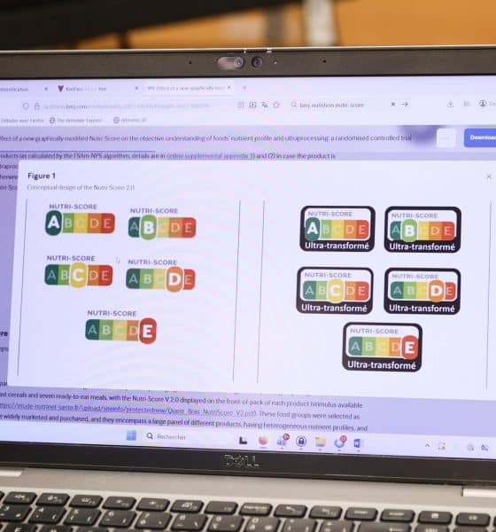 Un cartel propuesto para etiquetar alimentos ultraprocesados en un ordenador del INSERM (el Instituto Nacional de Salud e Investigación Médica de Francia) en la Universidad de París 13 en Bobigny, un suburbio de París, Francia, este 8 de diciembre de 2025. EFE/EPA/TeresaSuárez