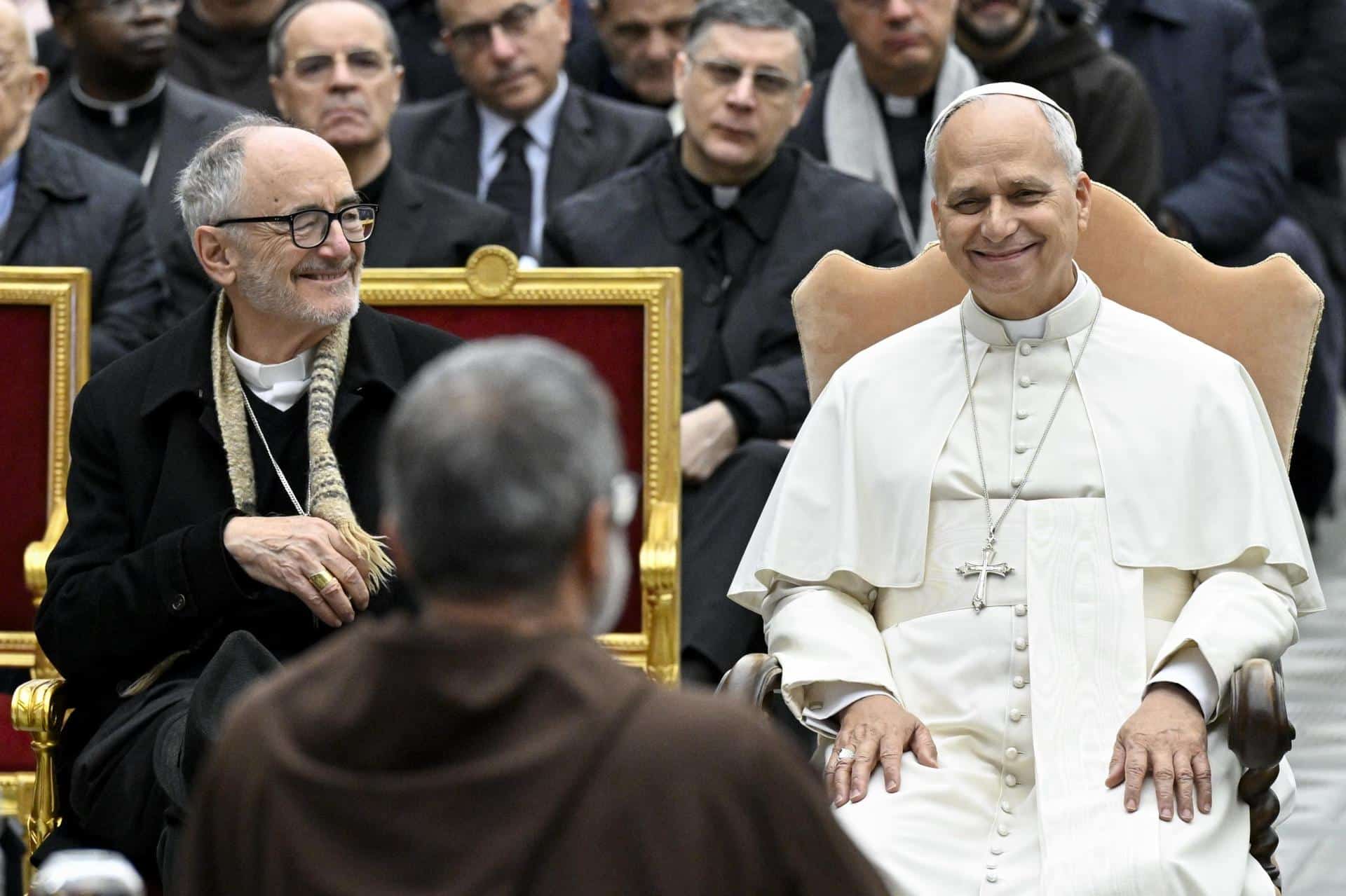 Una imagen facilitada por los Medios Vaticanos muestra al Papa León XIV asistiendo al primer sermón de Adviento del Padre Roberto Pasolini, en la Ciudad del Vaticano, 5 de diciembre de 2025. (Papa) EFE/EPA/VATICAN MEDIA HANDOUT USO EDITORIAL ÚNICAMENTE/SIN VENTAS