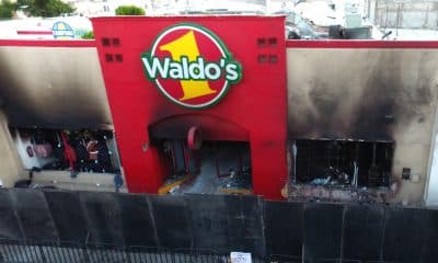 Fotografía del 9 de noviembre de 2025 que muestra la fachada de un almacén de la cadena Waldo’s tras un incendio, en Hermosillo, Sonora (México). EFE/ Daniel Sánchez