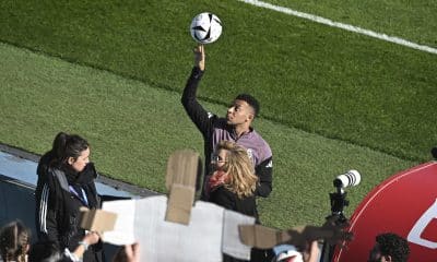 El delantero del Real Madrid Kylian Mbappe firma autógrafos a la afición. EFE/ Fernando Villar