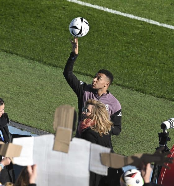 El delantero del Real Madrid Kylian Mbappe firma autógrafos a la afición. EFE/ Fernando Villar