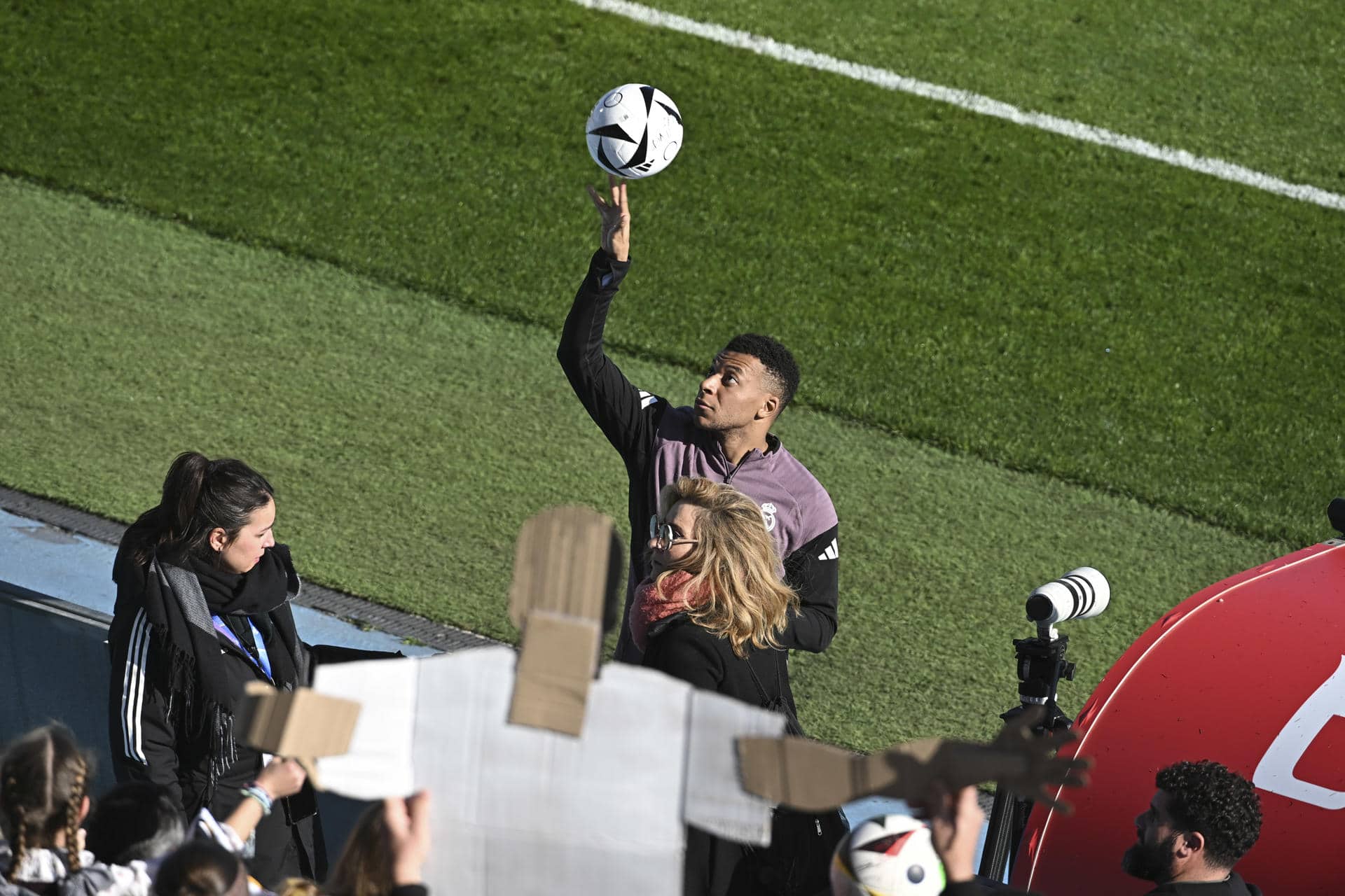 El delantero del Real Madrid Kylian Mbappe firma autógrafos a la afición. EFE/ Fernando Villar